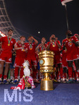 23.05.2026, Fussball DFB-Pokal 2025/2026, Finale, FC Bayern München - VfB Stuttgart, im Olympiastadion Berlin. Der FC Bayern München ist Pokalsieger 2026, Jubel bei dem gesamten Team nach der Siegerehrung, der Kult-Kakadu darf auch da nicht fehlen neben dem Pokal am Boden.