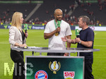 23.05.2026, Fussball DFB-Pokal 2025/2026, Finale, FC Bayern München - VfB Stuttgart, im Olympiastadion Berlin. TV-Interview nach dem Sieg, v.li: Moderatorin Britta Hofmann, Trainer Vincent Kompany (FC Bayern München), Lothar Matthäus.