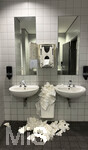 23.05.2026, Fussball DFB-Pokal 2025/2026, Finale, FC Bayern München - VfB Stuttgart, im Olympiastadion Berlin. große Unordnung in der Stadiontoilette bei den Herren, Papierspender ist kaputt, die Papierhandtücher liegen verstreut am Boden.