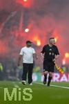 23.05.2026, Fussball DFB-Pokal 2025/2026, Finale, FC Bayern München - VfB Stuttgart, im Olympiastadion Berlin. Wegen übermässig vielen Pyros der Bayernfans und Stuttgarter Fans steht das gesamte Stadion unter Rauchschwaden, Linienrichter an der Linie, hi: Trainer Vincent Kompany (FC Bayern München) 