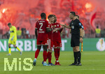 23.05.2026, Fussball DFB-Pokal 2025/2026, Finale, FC Bayern München - VfB Stuttgart, im Olympiastadion Berlin. re: Schiedsrichter Sven Jablonski diskutiert mit Dayot Upamecano (FC Bayern München), Joshua Kimmich (FC Bayern München), Michael Olise (FC Bayern München) 