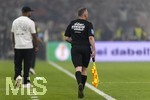 23.05.2026, Fussball DFB-Pokal 2025/2026, Finale, FC Bayern München - VfB Stuttgart, im Olympiastadion Berlin. Linienrichter mit Slogan auf dem Rücken: Für mehr Sport und Bewegung in der Schule 