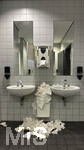 23.05.2026, Fussball DFB-Pokal 2025/2026, Finale, FC Bayern München - VfB Stuttgart, im Olympiastadion Berlin. große Unordnung in der Stadiontoilette bei den Herren, Papierspender ist kaputt, die Papierhandtücher liegen verstreut am Boden.