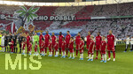 23.05.2026, Fussball DFB-Pokal 2025/2026, Finale, FC Bayern München - VfB Stuttgart, im Olympiastadion Berlin. Stuttgartfans in ihrer Kurve mit Choreografie, Affle und Pferdle, i glaub i seh scho dobblt, die Spieler stehen zur Hymne bereit.