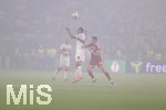 23.05.2026, Fussball DFB-Pokal 2025/2026, Finale, FC Bayern München - VfB Stuttgart, im Olympiastadion Berlin. Wegen übermässig vielen Pyros der Bayernfans und Stuttgarter Fans steht das gesamte Stadion unter Rauchschwaden, kein Zuschauer sieht mehr etwas vom Spiel für 40 Minuten in der zweiten Hälfte. Noah Darvich (Stuttgart), Josip Stanisic (Bayern München) 