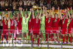 23.05.2026, Fussball DFB-Pokal 2025/2026, Finale, FC Bayern München - VfB Stuttgart, im Olympiastadion Berlin. Der FC Bayern ist Pokalsieger, die Mannschaft feiert den Titel bei der Siegerehrung. Leon Goretzka (FC Bayern München) stemmt den Pokal in die Höhe, Torwart Jonas Urbig (FC Bayern München), Torwart Manuel Neuer (FC Bayern München), Harry Kane (FC Bayern München) Tom Bischof (Bayern München), Josip Stanisic (Bayern München) Lennart Karl (FC Bayern München), Joshua Kimmich (FC Bayern München), Konrad Laimer (FC Bayern München) Trainer Vincent Kompany (FC Bayern München) 