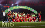 23.05.2026, Fussball DFB-Pokal 2025/2026, Finale, FC Bayern München - VfB Stuttgart, im Olympiastadion Berlin. Der FC Bayern ist Pokalsieger, die Mannschaft feiert den Titel bei der Siegerehrung. Trainer Vincent Kompany (FC Bayern München), Alphonso Davies (FC Bayern München), Min-jae Kim (Bayern München, Minjae Kim), Torwart Manuel Neuer (FC Bayern München), Josip Stanisic (Bayern München), Torwart Jonas Urbig (FC Bayern München), Torwart Jannis Bärtl (FC Bayern München), Torwart Sven Ulreich (FC Bayern München), Jonathan Tah (FC Bayern München), Luis Diaz (FC Bayern München), Michael Olise (FC Bayern München), Min-jae Kim (Bayern München, Minjae Kim), Serge Gnabry (FC Bayern München), Dayot Upamecano (FC Bayern München), Raphael Guerreiro (FC Bayern München), Lennart Karl (FC Bayern München), Tom Bischof (Bayern München), Aleksandar Pavlovic (Bayern München) , Harry Kane (FC Bayern München), Jamal Musiala (Bayern München), Konrad Laimer (FC Bayern München), Leon Goretzka (FC Bayern München) 