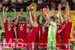 23.05.2026, Fussball DFB-Pokal 2025/2026, Finale, FC Bayern München - VfB Stuttgart, im Olympiastadion Berlin. Der FC Bayern ist Pokalsieger, die Mannschaft feiert den Titel bei der Siegerehrung. Jamal Musiala (Bayern München) stemmt den pokal in die Höhe, Aleksandar Pavlovic (Bayern München) , Jonathan Tah (FC Bayern München), Torwart Manuel Neuer (FC Bayern München) Dayot Upamecano (FC Bayern München), Harry Kane (FC Bayern München) 