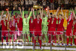 23.05.2026, Fussball DFB-Pokal 2025/2026, Finale, FC Bayern München - VfB Stuttgart, im Olympiastadion Berlin. Der FC Bayern ist Pokalsieger, die Mannschaft feiert den Titel bei der Siegerehrung. Leon Goretzka (FC Bayern München) stemmt den Pokal in die Höhe, Torwart Jonas Urbig (FC Bayern München), Torwart Manuel Neuer (FC Bayern München), Harry Kane (FC Bayern München) Tom Bischof (Bayern München), Josip Stanisic (Bayern München) Lennart Karl (FC Bayern München), Joshua Kimmich (FC Bayern München), Konrad Laimer (FC Bayern München) Trainer Vincent Kompany (FC Bayern München) Joshua Kimmich (FC Bayern München) 
