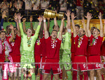23.05.2026, Fussball DFB-Pokal 2025/2026, Finale, FC Bayern München - VfB Stuttgart, im Olympiastadion Berlin. Der FC Bayern ist Pokalsieger, die Mannschaft feiert den Titel bei der Siegerehrung. Leon Goretzka (FC Bayern München) stemmt den Pokal in die Höhe, Torwart Jonas Urbig (FC Bayern München), Torwart Manuel Neuer (FC Bayern München), Harry Kane (FC Bayern München) Tom Bischof (Bayern München), Josip Stanisic (Bayern München) 