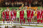 23.05.2026, Fussball DFB-Pokal 2025/2026, Finale, FC Bayern München - VfB Stuttgart, im Olympiastadion Berlin. Der FC Bayern ist Pokalsieger, die Mannschaft feiert den Titel bei der Siegerehrung. Harry Kane (FC Bayern München) mit dem Pokal, Torwart Jonas Urbig (FC Bayern München) Torwart Manuel Neuer (FC Bayern München), Leon Goretzka (FC Bayern München) Raphael Guerreiro (FC Bayern München), Trainer Vincent Kompany (FC Bayern München), Lennart Karl (FC Bayern München), Tom Bischof (Bayern München), Aleksandar Pavlovic (Bayern München) , Torwart Jonas Urbig (FC Bayern München), Leon Goretzka (FC Bayern München), Josip Stanisic (Bayern München), Joshua Kimmich (FC Bayern München), 