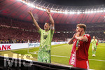 23.05.2026, Fussball DFB-Pokal 2025/2026, Finale, FC Bayern München - VfB Stuttgart, im Olympiastadion Berlin. Der FC Bayern ist Pokalsieger, die Mannschaft feiert den Titel bei der Siegerehrung. Torwart Manuel Neuer (FC Bayern München) und Joshua Kimmich (FC Bayern München) jubeln 