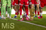 23.05.2026, Fussball DFB-Pokal 2025/2026, Finale, FC Bayern München - VfB Stuttgart, im Olympiastadion Berlin. Der FC Bayern ist Pokalsieger, die Mannschaft feiert den Titel bei der Siegerehrung. der Kakadu steht fürs Sigerfoto bereit neben dem DFB-Pokal am Rasen 