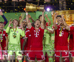 23.05.2026, Fussball DFB-Pokal 2025/2026, Finale, FC Bayern München - VfB Stuttgart, im Olympiastadion Berlin. Der FC Bayern ist Pokalsieger, die Mannschaft feiert den Titel bei der Siegerehrung. Leon Goretzka (FC Bayern München) stemmt den Pokal in die Höhe, Torwart Jonas Urbig (FC Bayern München), Torwart Manuel Neuer (FC Bayern München), Harry Kane (FC Bayern München) 