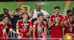 23.05.2026, Fussball DFB-Pokal 2025/2026, Finale, FC Bayern München - VfB Stuttgart, im Olympiastadion Berlin. Der FC Bayern ist Pokalsieger, die Mannschaft feiert den Titel bei der Siegerehrung. v.li: Raphael Guerreiro (FC Bayern München), Lennart Karl (FC Bayern München), Trainer Vincent Kompany (FC Bayern München), Tom Bischof (Bayern München), Aleksandar Pavlovic (Bayern München) , 