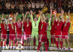 23.05.2026, Fussball DFB-Pokal 2025/2026, Finale, FC Bayern München - VfB Stuttgart, im Olympiastadion Berlin. Der FC Bayern ist Pokalsieger, die Mannschaft feiert den Titel bei der Siegerehrung. Harry Kane (FC Bayern München) stemmt den Pokal in die Höhe, Raphael Guerreiro (FC Bayern München), Trainer Vincent Kompany (FC Bayern München), Lennart Karl (FC Bayern München), Tom Bischof (Bayern München), Aleksandar Pavlovic (Bayern München) , Torwart Jonas Urbig (FC Bayern München), Torwart Manuel Neuer (FC Bayern München), Min-jae Kim (Bayern München, Minjae Kim), Leon Goretzka (FC Bayern München), Josip Stanisic (Bayern München) 