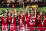 23.05.2026, Fussball DFB-Pokal 2025/2026, Finale, FC Bayern München - VfB Stuttgart, im Olympiastadion Berlin. Der FC Bayern ist Pokalsieger, die Mannschaft feiert den Titel bei der Siegerehrung. Konrad Laimer (FC Bayern München) stemmt den Pokal in die Höhe, Raphael Guerreiro (FC Bayern München), Lennart Karl (FC Bayern München), Tom Bischof (Bayern München), Dayot Upamecano (FC Bayern München), Jonathan Tah (FC Bayern München), Trainer Vincent Kompany (FC Bayern München) 