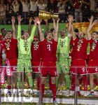 23.05.2026, Fussball DFB-Pokal 2025/2026, Finale, FC Bayern München - VfB Stuttgart, im Olympiastadion Berlin. Der FC Bayern ist Pokalsieger, die Mannschaft feiert den Titel bei der Siegerehrung. Leon Goretzka (FC Bayern München) stemmt den Pokal in die Höhe, Torwart Jonas Urbig (FC Bayern München), Torwart Manuel Neuer (FC Bayern München), Harry Kane (FC Bayern München) Tom Bischof (Bayern München), Josip Stanisic (Bayern München) Lennart Karl (FC Bayern München), Joshua Kimmich (FC Bayern München), Konrad Laimer (FC Bayern München) Trainer Vincent Kompany (FC Bayern München) 