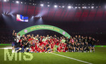 23.05.2026, Fussball DFB-Pokal 2025/2026, Finale, FC Bayern München - VfB Stuttgart, im Olympiastadion Berlin. Der FC Bayern ist Pokalsieger, die Mannschaft feiert den Titel bei der Siegerehrung. Trainer Vincent Kompany (FC Bayern München), Alphonso Davies (FC Bayern München), Min-jae Kim (Bayern München, Minjae Kim), Torwart Manuel Neuer (FC Bayern München), Josip Stanisic (Bayern München), Torwart Jonas Urbig (FC Bayern München), Torwart Jannis Bärtl (FC Bayern München), Torwart Sven Ulreich (FC Bayern München), Jonathan Tah (FC Bayern München), Luis Diaz (FC Bayern München), Michael Olise (FC Bayern München), Min-jae Kim (Bayern München, Minjae Kim), Serge Gnabry (FC Bayern München), Dayot Upamecano (FC Bayern München), Raphael Guerreiro (FC Bayern München), Lennart Karl (FC Bayern München), Tom Bischof (Bayern München), Aleksandar Pavlovic (Bayern München) , Harry Kane (FC Bayern München), Jamal Musiala (Bayern München), Konrad Laimer (FC Bayern München), Leon Goretzka (FC Bayern München) 