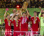 23.05.2026, Fussball DFB-Pokal 2025/2026, Finale, FC Bayern München - VfB Stuttgart, im Olympiastadion Berlin. Der FC Bayern ist Pokalsieger, die Mannschaft feiert den Titel bei der Siegerehrung. v.li: Raphael Guerreiro (FC Bayern München), Trainer Vincent Kompany (FC Bayern München), Lennart Karl (FC Bayern München), Tom Bischof (Bayern München) mit dem Pokal, Aleksandar Pavlovic (Bayern München) 