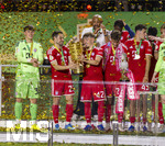 23.05.2026, Fussball DFB-Pokal 2025/2026, Finale, FC Bayern München - VfB Stuttgart, im Olympiastadion Berlin. Der FC Bayern ist Pokalsieger, die Mannschaft feiert den Titel bei der Siegerehrung. v.li: Torwart Jannis Bärtl (FC Bayern München), Raphael Guerreiro (FC Bayern München), Trainer Vincent Kompany (FC Bayern München), Lennart Karl (FC Bayern München) mit dem Pokal, Tom Bischof (Bayern München), Aleksandar Pavlovic (Bayern München), 