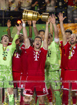 23.05.2026, Fussball DFB-Pokal 2025/2026, Finale, FC Bayern München - VfB Stuttgart, im Olympiastadion Berlin. Der FC Bayern ist Pokalsieger, die Mannschaft feiert den Titel bei der Siegerehrung. Leon Goretzka (FC Bayern München) stemmt den Pokal in die Höhe, Torwart Jonas Urbig (FC Bayern München), Torwart Manuel Neuer (FC Bayern München), Harry Kane (FC Bayern München) 