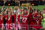 23.05.2026, Fussball DFB-Pokal 2025/2026, Finale, FC Bayern München - VfB Stuttgart, im Olympiastadion Berlin. Der FC Bayern ist Pokalsieger, die Mannschaft feiert den Titel bei der Siegerehrung. Konrad Laimer (FC Bayern München) stemmt den Pokal in die Höhe, Raphael Guerreiro (FC Bayern München), Lennart Karl (FC Bayern München), Tom Bischof (Bayern München), Dayot Upamecano (FC Bayern München), Jonathan Tah (FC Bayern München), Trainer Vincent Kompany (FC Bayern München) 