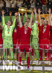 23.05.2026, Fussball DFB-Pokal 2025/2026, Finale, FC Bayern München - VfB Stuttgart, im Olympiastadion Berlin. Der FC Bayern ist Pokalsieger, die Mannschaft feiert den Titel bei der Siegerehrung. Leon Goretzka (FC Bayern München) stemmt den Pokal in die Höhe, Torwart Jonas Urbig (FC Bayern München), Torwart Manuel Neuer (FC Bayern München), Harry Kane (FC Bayern München) 