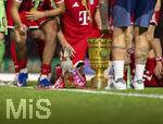 23.05.2026, Fussball DFB-Pokal 2025/2026, Finale, FC Bayern München - VfB Stuttgart, im Olympiastadion Berlin. Der FC Bayern ist Pokalsieger, die Mannschaft feiert den Titel bei der Siegerehrung. der Kakadu steht fürs Sigerfoto bereit neben dem DFB-Pokal am Rasen 