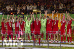 23.05.2026, Fussball DFB-Pokal 2025/2026, Finale, FC Bayern München - VfB Stuttgart, im Olympiastadion Berlin. Der FC Bayern ist Pokalsieger, die Mannschaft feiert den Titel bei der Siegerehrung. Leon Goretzka (FC Bayern München) stemmt den Pokal in die Höhe, Torwart Jonas Urbig (FC Bayern München), Torwart Manuel Neuer (FC Bayern München), Harry Kane (FC Bayern München) Tom Bischof (Bayern München), Josip Stanisic (Bayern München) Lennart Karl (FC Bayern München), Joshua Kimmich (FC Bayern München), Konrad Laimer (FC Bayern München) Trainer Vincent Kompany (FC Bayern München) Raphael Guerreiro (FC Bayern München), 