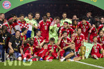 23.05.2026, Fussball DFB-Pokal 2025/2026, Finale, FC Bayern München - VfB Stuttgart, im Olympiastadion Berlin. Der FC Bayern ist Pokalsieger, die Mannschaft feiert den Titel bei der Siegerehrung.  Alphonso Davies (FC Bayern München), Torwart Manuel Neuer (FC Bayern München), Nicolas Jackson (FC Bayern München), Torwart Jonas Urbig (FC Bayern München), Luis Diaz (FC Bayern München), Michael Olise (FC Bayern München), Min-jae Kim (Bayern München, Minjae Kim), Jamal Musiala (Bayern München), Raphael Guerreiro (FC Bayern München), Aleksandar Pavlovic (Bayern München) , Harry Kane (FC Bayern München), Dayot Upamecano (FC Bayern München), Lennart Karl (FC Bayern München), Tom Bischof (Bayern München), Harry Kane (FC Bayern München), Joshua Kimmich (FC Bayern München) 
