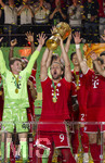 23.05.2026, Fussball DFB-Pokal 2025/2026, Finale, FC Bayern München - VfB Stuttgart, im Olympiastadion Berlin. Der FC Bayern ist Pokalsieger, die Mannschaft feiert den Titel bei der Siegerehrung. Harry Kane (FC Bayern München) mit dem Pokal, Torwart Jonas Urbig (FC Bayern München) 