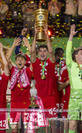 23.05.2026, Fussball DFB-Pokal 2025/2026, Finale, FC Bayern München - VfB Stuttgart, im Olympiastadion Berlin. Der FC Bayern ist Pokalsieger, die Mannschaft feiert den Titel bei der Siegerehrung. v.li: Tom Bischof (Bayern München),  Aleksandar Pavlovic (Bayern München) mit dem Pokal , 