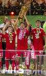 23.05.2026, Fussball DFB-Pokal 2025/2026, Finale, FC Bayern München - VfB Stuttgart, im Olympiastadion Berlin. Der FC Bayern ist Pokalsieger, die Mannschaft feiert den Titel bei der Siegerehrung. v.li: Trainer Vincent Kompany (FC Bayern München), Lennart Karl (FC Bayern München), Tom Bischof (Bayern München) mit dem Pokal, Aleksandar Pavlovic (Bayern München) 