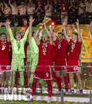 23.05.2026, Fussball DFB-Pokal 2025/2026, Finale, FC Bayern München - VfB Stuttgart, im Olympiastadion Berlin. Der FC Bayern ist Pokalsieger, die Mannschaft feiert den Titel bei der Siegerehrung. Harry Kane (FC Bayern München) stemmt den Pokal in die Höhe, Aleksandar Pavlovic (Bayern München) , Torwart Jonas Urbig (FC Bayern München), Torwart Manuel Neuer (FC Bayern München), Min-jae Kim (Bayern München, Minjae Kim), Leon Goretzka (FC Bayern München), Josip Stanisic (Bayern München) 