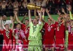 23.05.2026, Fussball DFB-Pokal 2025/2026, Finale, FC Bayern München - VfB Stuttgart, im Olympiastadion Berlin. Der FC Bayern ist Pokalsieger, die Mannschaft feiert den Titel bei der Siegerehrung.  Torwart Manuel Neuer (FC Bayern München) stemmt den pokal in die Luft, Torwart Jonas Urbig (FC Bayern München), Harry Kane (FC Bayern München), Raphael Guerreiro (FC Bayern München), Lennart Karl (FC Bayern München), Tom Bischof (Bayern München), Josip Stanisic (Bayern München),  Trainer Vincent Kompany (FC Bayern München), 
