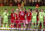 23.05.2026, Fussball DFB-Pokal 2025/2026, Finale, FC Bayern München - VfB Stuttgart, im Olympiastadion Berlin. Der FC Bayern ist Pokalsieger, die Mannschaft feiert den Titel bei der Siegerehrung. v.li: Torwart Jannis Bärtl (FC Bayern München), Raphael Guerreiro (FC Bayern München), Trainer Vincent Kompany (FC Bayern München), Lennart Karl (FC Bayern München), Tom Bischof (Bayern München) mit dem Pokal, Aleksandar Pavlovic (Bayern München), Torwart Jonas Urbig (FC Bayern München), Torwart Manuel Neuer (FC Bayern München) 