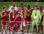 23.05.2026, Fussball DFB-Pokal 2025/2026, Finale, FC Bayern München - VfB Stuttgart, im Olympiastadion Berlin. Der FC Bayern ist Pokalsieger, die Mannschaft feiert den Titel bei der Siegerehrung. v.li: Raphael Guerreiro (FC Bayern München), Lennart Karl (FC Bayern München), Trainer Vincent Kompany (FC Bayern München), Tom Bischof (Bayern München), Aleksandar Pavlovic (Bayern München) , Bara Sapoko Ndiaye (Bayern München), Torwart Jonas Urbig (FC Bayern München), Jonathan Tah (FC Bayern München), 