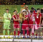 23.05.2026, Fussball DFB-Pokal 2025/2026, Finale, FC Bayern München - VfB Stuttgart, im Olympiastadion Berlin. Der FC Bayern ist Pokalsieger, die Mannschaft feiert den Titel bei der Siegerehrung. v.li: Torwart Jannis Bärtl (FC Bayern München), Raphael Guerreiro (FC Bayern München), Trainer Vincent Kompany (FC Bayern München), Lennart Karl (FC Bayern München) mit dem Pokal, Tom Bischof (Bayern München), Aleksandar Pavlovic (Bayern München), 