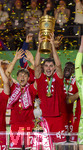 23.05.2026, Fussball DFB-Pokal 2025/2026, Finale, FC Bayern München - VfB Stuttgart, im Olympiastadion Berlin. Der FC Bayern ist Pokalsieger, die Mannschaft feiert den Titel bei der Siegerehrung. v.li: Tom Bischof (Bayern München),  Aleksandar Pavlovic (Bayern München) mit dem Pokal , 