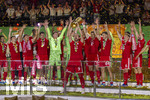 23.05.2026, Fussball DFB-Pokal 2025/2026, Finale, FC Bayern München - VfB Stuttgart, im Olympiastadion Berlin. Der FC Bayern ist Pokalsieger, die Mannschaft feiert den Titel bei der Siegerehrung. Harry Kane (FC Bayern München) stemmt den Pokal in die Höhe, Raphael Guerreiro (FC Bayern München), Lennart Karl (FC Bayern München), Tom Bischof (Bayern München), Aleksandar Pavlovic (Bayern München) , Torwart Jonas Urbig (FC Bayern München), Torwart Manuel Neuer (FC Bayern München), Min-jae Kim (Bayern München, Minjae Kim), Leon Goretzka (FC Bayern München), Josip Stanisic (Bayern München) Leon Goretzka (FC Bayern München), Josip Stanisic (Bayern München), Joshua Kimmich (FC Bayern München), Konrad Laimer (FC Bayern München) 