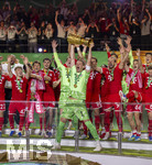 23.05.2026, Fussball DFB-Pokal 2025/2026, Finale, FC Bayern München - VfB Stuttgart, im Olympiastadion Berlin. Der FC Bayern ist Pokalsieger, die Mannschaft feiert den Titel bei der Siegerehrung.  Torwart Manuel Neuer (FC Bayern München) stemmt den pokal in die Luft, Torwart Jonas Urbig (FC Bayern München), Harry Kane (FC Bayern München), Raphael Guerreiro (FC Bayern München), Lennart Karl (FC Bayern München), Tom Bischof (Bayern München), Josip Stanisic (Bayern München),  Trainer Vincent Kompany (FC Bayern München), 
