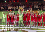 23.05.2026, Fussball DFB-Pokal 2025/2026, Finale, FC Bayern München - VfB Stuttgart, im Olympiastadion Berlin. Der FC Bayern ist Pokalsieger, die Mannschaft feiert den Titel bei der Siegerehrung.  Torwart Manuel Neuer (FC Bayern München) stemmt den pokal in die Luft, Torwart Jonas Urbig (FC Bayern München), Harry Kane (FC Bayern München), Raphael Guerreiro (FC Bayern München), Lennart Karl (FC Bayern München), Tom Bischof (Bayern München), Josip Stanisic (Bayern München), Joshua Kimmich (FC Bayern München), Konrad Laimer (FC Bayern München) Torwart Jannis Bärtl (FC Bayern München), Raphael Guerreiro (FC Bayern München), Trainer Vincent Kompany (FC Bayern München), Jamal Musiala (Bayern München), 