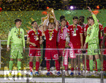 23.05.2026, Fussball DFB-Pokal 2025/2026, Finale, FC Bayern München - VfB Stuttgart, im Olympiastadion Berlin. Der FC Bayern ist Pokalsieger, die Mannschaft feiert den Titel bei der Siegerehrung. v.li: Torwart Jannis Bärtl (FC Bayern München), Raphael Guerreiro (FC Bayern München), Trainer Vincent Kompany (FC Bayern München), Lennart Karl (FC Bayern München) mit dem Pokal, Tom Bischof (Bayern München), Aleksandar Pavlovic (Bayern München), Torwart Jonas Urbig (FC Bayern München), 