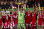 23.05.2026, Fussball DFB-Pokal 2025/2026, Finale, FC Bayern München - VfB Stuttgart, im Olympiastadion Berlin. Der FC Bayern ist Pokalsieger, die Mannschaft feiert den Titel bei der Siegerehrung.  Torwart Manuel Neuer (FC Bayern München) stemmt den pokal in die Luft, Torwart Jonas Urbig (FC Bayern München), Harry Kane (FC Bayern München), Raphael Guerreiro (FC Bayern München), Lennart Karl (FC Bayern München), Tom Bischof (Bayern München), Josip Stanisic (Bayern München),  Trainer Vincent Kompany (FC Bayern München), 