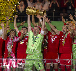 23.05.2026, Fussball DFB-Pokal 2025/2026, Finale, FC Bayern München - VfB Stuttgart, im Olympiastadion Berlin. Der FC Bayern ist Pokalsieger, die Mannschaft feiert den Titel bei der Siegerehrung.  Torwart Manuel Neuer (FC Bayern München) stemmt den pokal in die Luft, Torwart Jonas Urbig (FC Bayern München), Harry Kane (FC Bayern München), Raphael Guerreiro (FC Bayern München), Lennart Karl (FC Bayern München), Tom Bischof (Bayern München), Josip Stanisic (Bayern München),  