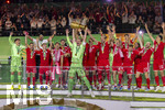 23.05.2026, Fussball DFB-Pokal 2025/2026, Finale, FC Bayern München - VfB Stuttgart, im Olympiastadion Berlin. Der FC Bayern ist Pokalsieger, die Mannschaft feiert den Titel bei der Siegerehrung.  Torwart Manuel Neuer (FC Bayern München) stemmt den pokal in die Luft, Torwart Jonas Urbig (FC Bayern München), Harry Kane (FC Bayern München), Raphael Guerreiro (FC Bayern München), Lennart Karl (FC Bayern München), Tom Bischof (Bayern München), Josip Stanisic (Bayern München), Joshua Kimmich (FC Bayern München), Konrad Laimer (FC Bayern München) Torwart Jannis Bärtl (FC Bayern München), Raphael Guerreiro (FC Bayern München), Trainer Vincent Kompany (FC Bayern München), Jamal Musiala (Bayern München), 