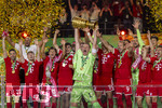23.05.2026, Fussball DFB-Pokal 2025/2026, Finale, FC Bayern München - VfB Stuttgart, im Olympiastadion Berlin. Der FC Bayern ist Pokalsieger, die Mannschaft feiert den Titel bei der Siegerehrung.  Torwart Manuel Neuer (FC Bayern München) stemmt den pokal in die Luft, Torwart Jonas Urbig (FC Bayern München), Harry Kane (FC Bayern München), Raphael Guerreiro (FC Bayern München), Lennart Karl (FC Bayern München), Tom Bischof (Bayern München), Josip Stanisic (Bayern München), Joshua Kimmich (FC Bayern München), Konrad Laimer (FC Bayern München) Torwart Jannis Bärtl (FC Bayern München), Raphael Guerreiro (FC Bayern München), Trainer Vincent Kompany (FC Bayern München), Jamal Musiala (Bayern München),  