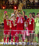 23.05.2026, Fussball DFB-Pokal 2025/2026, Finale, FC Bayern München - VfB Stuttgart, im Olympiastadion Berlin. Der FC Bayern ist Pokalsieger, die Mannschaft feiert den Titel bei der Siegerehrung. v.li: Raphael Guerreiro (FC Bayern München), Trainer Vincent Kompany (FC Bayern München), Lennart Karl (FC Bayern München), Tom Bischof (Bayern München) mit dem Pokal, Aleksandar Pavlovic (Bayern München) 