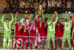 23.05.2026, Fussball DFB-Pokal 2025/2026, Finale, FC Bayern München - VfB Stuttgart, im Olympiastadion Berlin. Der FC Bayern ist Pokalsieger, die Mannschaft feiert den Titel bei der Siegerehrung. v.li: Torwart Jannis Bärtl (FC Bayern München), Raphael Guerreiro (FC Bayern München), Trainer Vincent Kompany (FC Bayern München), Lennart Karl (FC Bayern München), Tom Bischof (Bayern München), Aleksandar Pavlovic (Bayern München) mit dem Pokal, Torwart Jonas Urbig (FC Bayern München) 